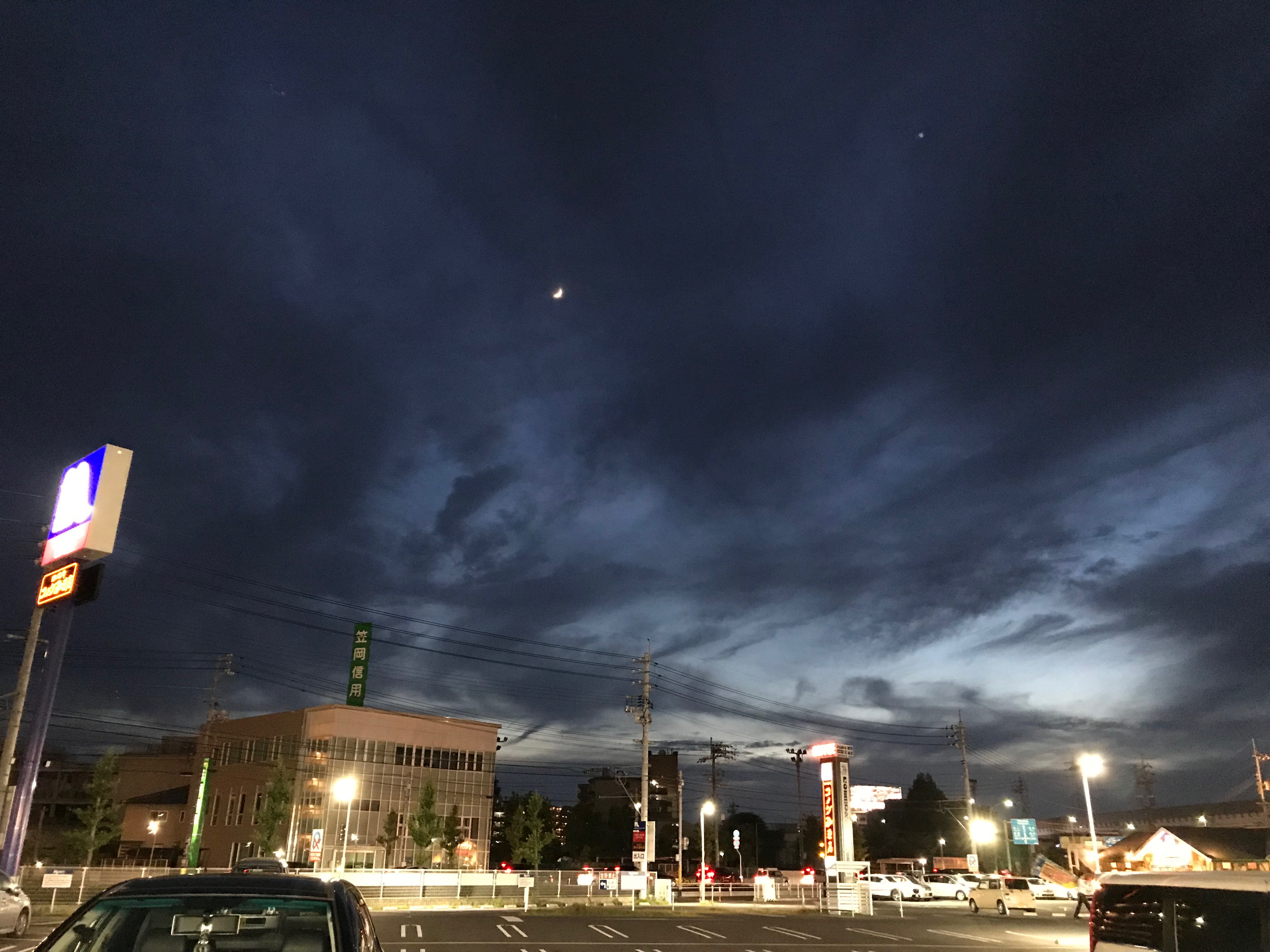 夜8時頃なのに明るい空が見えました ワキヒコ廻送店 夜8時頃なのに明るい空が見えました ワキヒコ廻送店